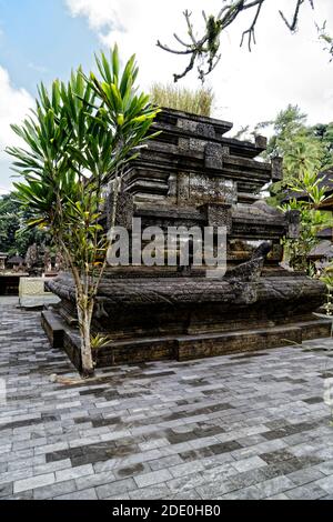 Tampaksiring, Bali, Indonesia. 27th May, 2019. Pura  Tirta Empul is famous in Bali for its source of sacred water where the Balinese come to purify Stock Photo