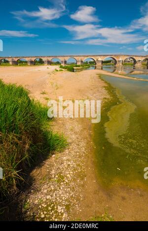 France, Loiret (45), Gien, La Loire river with low level during an hot summer, back the old bridge also called Anne-de-Beaujeu bridge Stock Photo