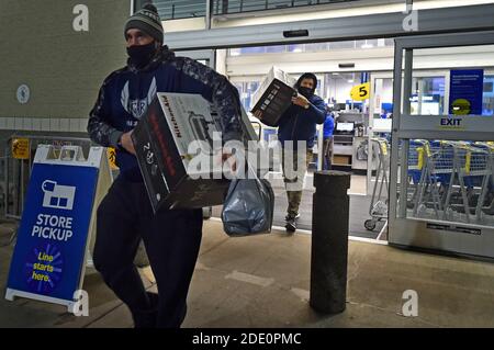 Wilkes Barre, United States. 27th Nov, 2020. Shoppers wearing face masks leave Best Buy on Black Friday with Kitchen Aid mixers. Credit: SOPA Images Limited/Alamy Live News Stock Photo