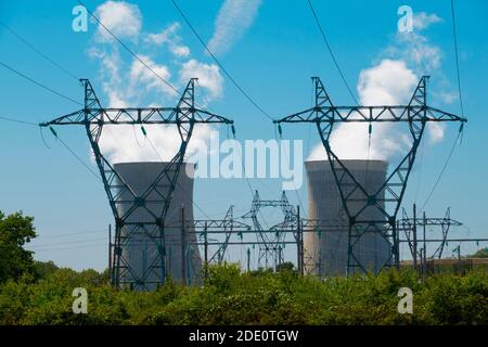 France, Loiret (45), Dampierre-en-Burly, Edf nuclear power plant (NPP) and its 400,000 volt high voltage power lines serving to evacuate production Stock Photo