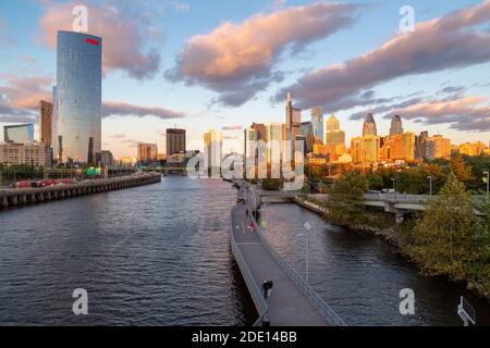 Skyline in autumn behind the Schuylkill River Boardwalk at Sunset , Philadelphia, Pennsylvania, USA Stock Photo