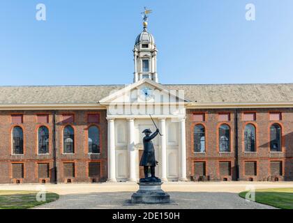 The facade of the Royal Hospital by Christopher Wren showing a statue of a Chelsea Pensioner, Kensington and Chelsea, London, England, United Kingdom Stock Photo