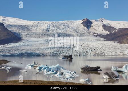 A glacier pouring down off the Vatnajokull icecap, the Fjallsjokull Glacier and Fjallsarlon lagoon, near Jokulsarlon, Iceland, Polar Regions Stock Photo