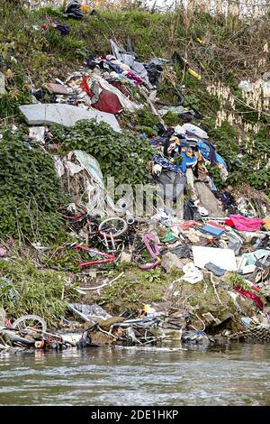 Alcuni Rom che vivono sulle sponde del Tevere a Roma ed il risultato delle discariche che producono Stock Photo