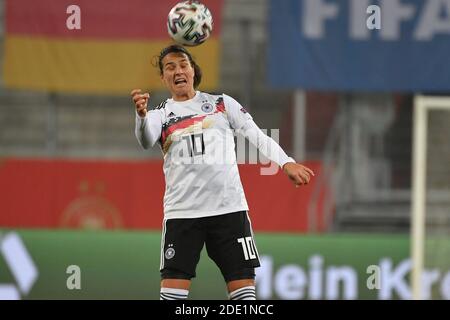 Header Dzsenifer MAROZSAN (GER), action, single image, trimmed single motif, half figure, half figure. Soccer Laenderspiel women, European Championship qualification, Germany (GER) - Greece (GRE) 6-0 on November 27, 2020 in Ingolstadt AUDI SPORTPARK/Germany. | usage worldwide Stock Photo