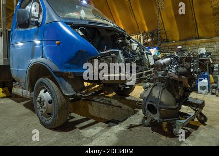 SAINT PETERSBURG, RUSSIA - AUGUST 12, 2020: Dismantled engine and wrecked light truck 'Gazelle' GAZ-3302 in a car service Stock Photo