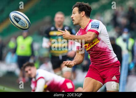 Northampton, UK. 28th November 2020; Franklin Gardens, Northampton, East Midlands, England; Premiership Rugby Union, Northampton Saints versus Harlequins; Cadan Murley of Harlequins passing the ball Credit: Action Plus Sports Images/Alamy Live News Stock Photo