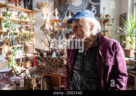 Berlin, Germany. 27th Nov, 2020. Ben Wagin, artist, is sitting in one of his studios. Credit: Christophe Gateau/dpa/Alamy Live News Stock Photo