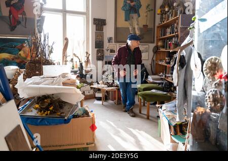 Berlin, Germany. 27th Nov, 2020. Ben Wagin, artist, is standing in one of his studios. Credit: Christophe Gateau/dpa/Alamy Live News Stock Photo