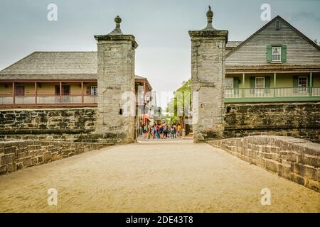 The Old City gate, once the only entrance into St. Augustine, originally built in 1739, rebuilt in 1808 with coquina blocks entertains tourists in the Stock Photo