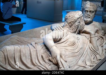 Marble sarcophagus lid with reclining couple. Roman, severan period. Chamber of the Greco-Roman period in the Metropolitan Museum of Art 1000 Fifth Av Stock Photo