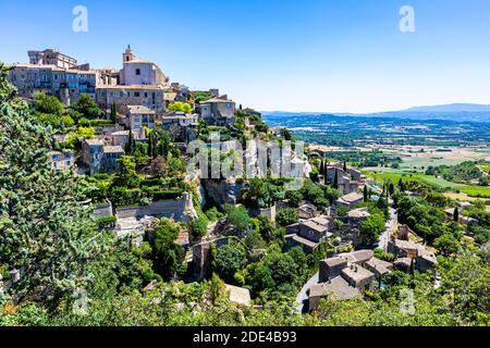 Nested houses of the mountain village of Cordes with castle and church on the top, panoramic view, Luberon, Provence, France Stock Photo