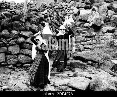 Jebel el-Druze & Hauran. Ghureye. Druze women carrying water ca. 1938 Stock Photo