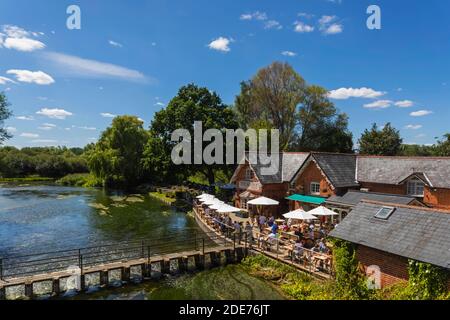 England, Hampshire, Stockbridge, The Mayfly Pub and River Test Stock Photo