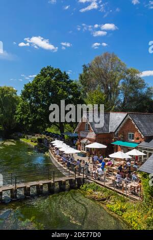 England, Hampshire, Stockbridge, The Mayfly Pub and River Test Stock Photo