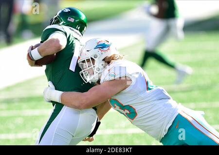 East Rutherford, New Jersey, USA. 29th Nov, 2020. Miami Dolphins offensive linebacker ANDREW VAN GINKEL (43) tackles New York Jets quarterback SAM DARNOLD (14) at MetLife Stadium in East Rutherford New Jersey Miami defeats New York 20 to 3 Credit: Brooks Von Arx/ZUMA Wire/Alamy Live News Stock Photo