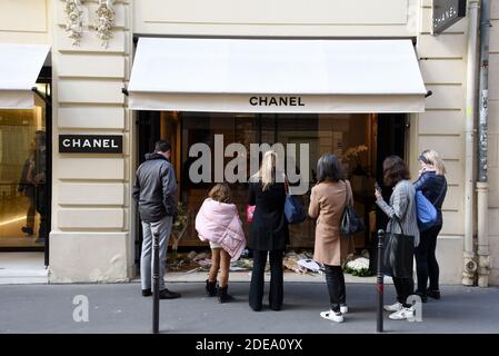 A general view at the Chanel store two days after designer Karl Lagerfeld's  death on February 21, 2019 in Rue Cambon in Paris, France. Photo by Alain  Apaydin/ Stock Photo - Alamy