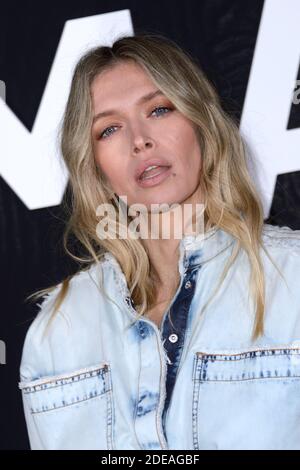 Rus xotinlari uchun rus porno uy vazifasi Oyoqlari yoyilgan yoshlarning surati