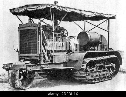 The Holt 75 model gasoline-powered half-tracked ('caterpillar') tractor, circa 1914, used early in World War I as an artillery tractor. Later models were produced without the front 'tiller wheel, circa 1914 Stock Photo