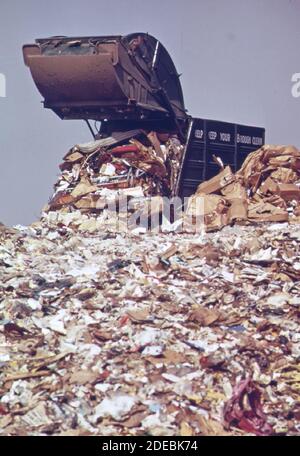 1970s Photo - (1973) - Garbage truck at the 91st Street marine transfer ...