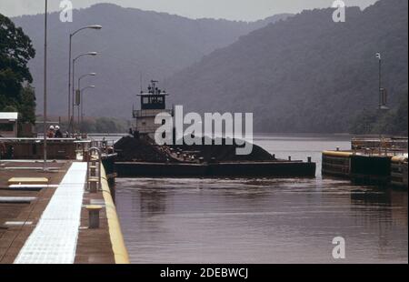 1970s Photo (1973) -  A Coalburg tug and eight coal barges go downstream through the london locks; one of three lock systems on the Kanawha River Stock Photo