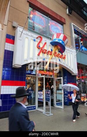 Mets Clubhouse Shop in Midtown Manhattan, NYC, USA Stock Photo - Alamy