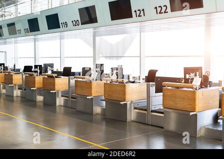registration empty check-in counter desk closed due to covid pandemic lockdown, cancelled suspended flight. Airways and travel agency bankruptcy at Stock Photo
