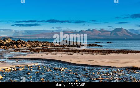 MELLON UDRIGLE ROSS-SHIRE HIGHLANDS SCOTLAND MORNING SUNSHINE ON THE BEACH AND VIEW TO MOUNTAIN RANGES SUILVEN COIGACH AND TOP OF STAC POLLAIDH Stock Photo