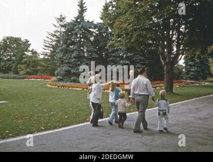 1970s Photo (1973) -  Family outing on the beautifully landscaped grounds of the Canadian school of horticulture bordering the Niagara Parkway north of Niagara Falls Ontario Stock Photo