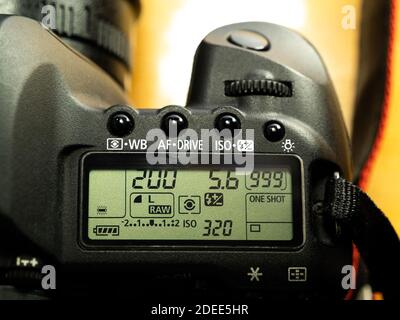 Professional Canon DSLR camera photo settings display, set up screen top view, closeup Manual shooting mode: shutter speed, aperture, ISO numbers Stock Photo