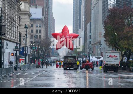 Symbol of Macy's Believe star balloon appears on the 34th street Stock Photo