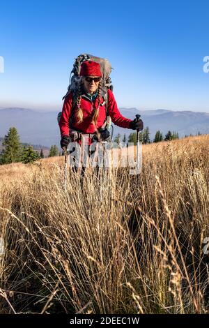 WA17717-00.....WASHINGTON - Woman backpacking near Sheep Mountain along the BoundaryTrail #533, Pasayten Wilderness, Okanogan Wenatchee National Fores Stock Photo