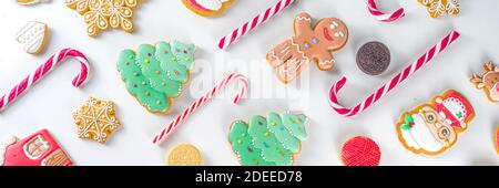 Christmas sweets set. Assorted festive Christmas and New Year sweets, traditional candy and cookie. Flatlay with candy cane candies, gingerbread, swee Stock Photo