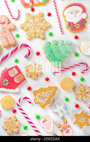 Christmas sweets set. Assorted festive Christmas and New Year sweets, traditional candy and cookie. Flatlay with candy cane candies, gingerbread, swee Stock Photo