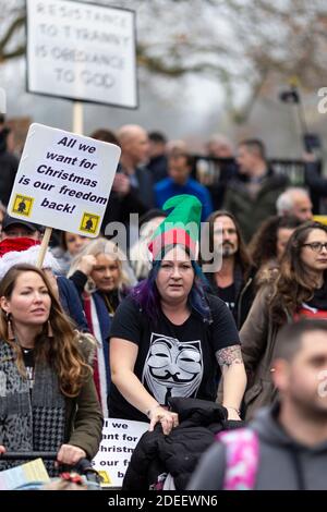 Anti-lockdown protest, London, 28 November 2020. Protesters march out of Hyde Park. Stock Photo
