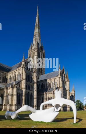 England, Wiltshire, Salisbury, Salisbury Cathedral and Henry Moore Sculpture titled 'Large Reclining Figure' dated 1983 Stock Photo