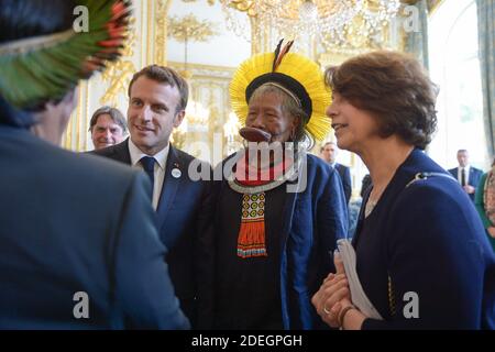 French president Emmanuel Macron receives Brazil's legendary indigenous chief Raoni Metuktire at the Elysee Palace, in Paris, France. The elderly Kayapo chief, internationally recognisable through his traditional lip plate and feather headdress, will seek to raise one million euros (1,1 million USD) to better protect the Amazon's Xingu reserve, home to many of Brazil's tribal peoples, from loggers, farmers and fire. Photo by pool/ABACAPRESS.COM Stock Photo