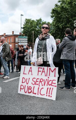 Placard 'The hunger/end of public service' (La faim du service public)A group of emergency and health workers gathered in Toulouse (France) on June 11, 2019. Joining the national movement, they demonstrated against government reforms and lack of resources in hospitals. Photo by Patrick Batard/ABACAPRESS.COM Stock Photo