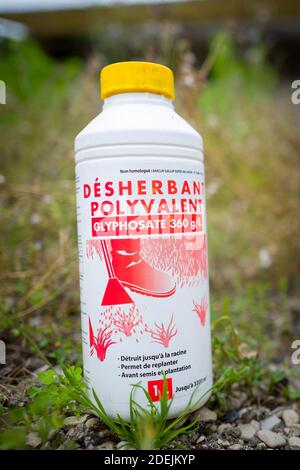 Desherbant hi-res stock photography and images - Alamy