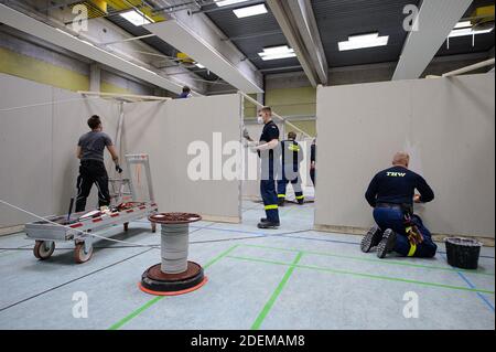 Eschwege, Germany. 01st Dec, 2020. Helpers from the Federal Agency for Technical Relief (THW) are setting up a vaccination centre in the sports hall of the upper secondary school. In Eschwege in the Werra-Meissner district, a vaccination centre is being set up by the district and various disaster control organisations. Credit: Swen Pförtner/dpa/Alamy Live News Stock Photo