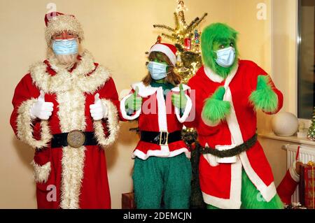 Santa Claus convinced the Grinch and Mrs. Grinch to wear a protective mask. GEEK ART - Bodypainting and Transformaking: 'The Grinch steals Christmas' photoshooting with Enrico Lein as Grinch, Maria Skupin as Mrs. Grinch and Fabian Zesiger as Santa Claus at the Villa Czarnecki in Hameln on November 30, 2020 - A project by the photographer Tschiponnique Skupin and the bodypainter Enrico Lein