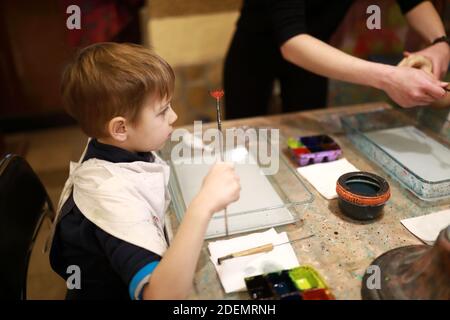 Child draws using ebru technique in workshop Stock Photo