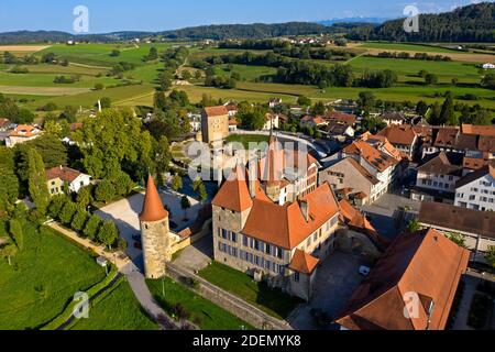 Schloss Avenches, Chateau d’Avenches, hinten das römische Amphitheater von Aventicum, Avenches, Kanton Waadt, Schweiz / Avenches Castle, Chateau d’Ave Stock Photo