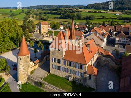 Schloss Avenches, Chateau d’Avenches, hinten das römische Amphitheater von Aventicum, Avenches, Kanton Waadt, Schweiz / Avenches Castle, Chateau d’Ave Stock Photo