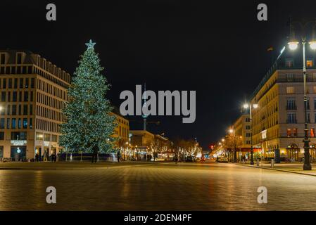 Christmas Tree on brandenburg gate in berlin, christmas tree in front of the brandenburg gate Stock Photo