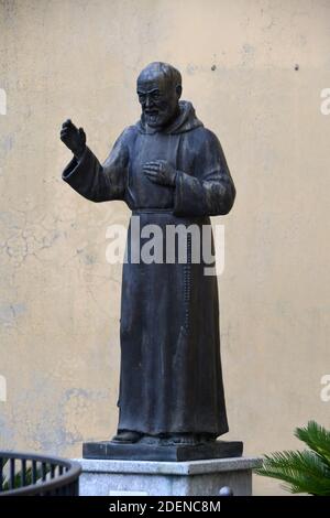 Bivongi RC - Chiesa di Mamma Nostra  - Statue San Pio - Credit Giuseppe Andidero Stock Photo
