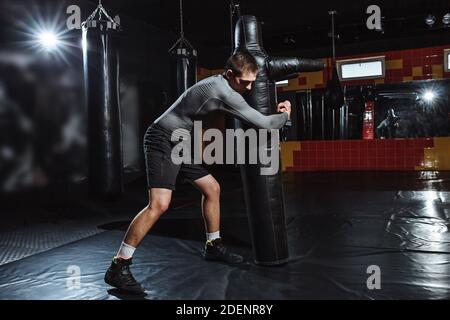 The athlete makes the throw of the dummy, the training of the wrestler ...