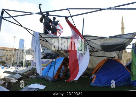 Destroyed tents by pro-Iranian Hezbollah supporters who attacked protestors in Martyr square on the 13th day of consecutive protests. Prime Minister Saad al-Hariri submits his resignation after an address to the nation, Dozens of rioters descended on to Riad al-Solh Square near the government headquarters in Beirut, where they attacked protesters, torched tents, and tore down banners calling for 'revolution'. The unprecedented attack on the main site of the capital's largely peaceful protest movement forced the army and riot police to deploy en masse to contain the violence. Beirut, Lebanon, o Stock Photo