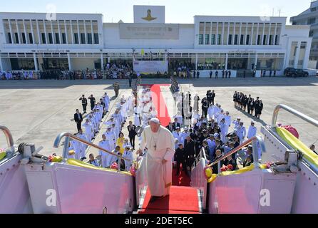 Pope Francis boards his plane to depart for Japan, on November 23, 2019 at the Military Air Terminal at Don Muang airport in Bangkok, Thailand. Thailand was the first stop on a seven day Apostolic Journey to Asia taking him to Thailand and Japan. Photo: ABACAPRESS.COM Stock Photo