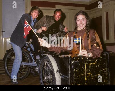 SISSEL KYRKJEBÖ Norwegin artist with pianist Stefan Nilsson and songwriter Lasse Holm on a transport cycle Stock Photo